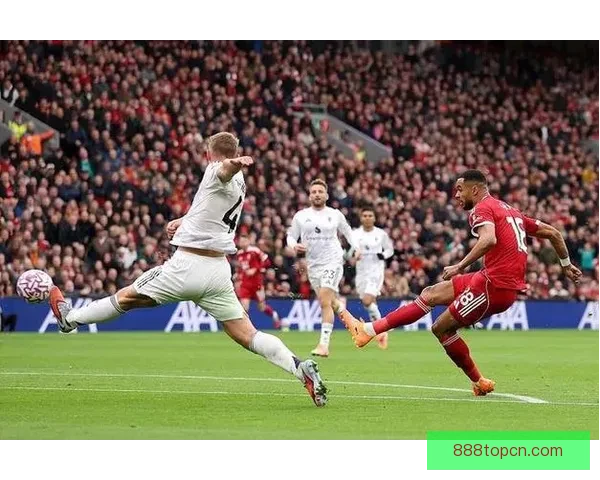 加克波拉起倒地科尔克茨利物浦将士赛后握手尽显体育精神温情一幕 加克波拉起倒地科尔克茨利物浦将士赛后握手尽显体育精神温情一幕